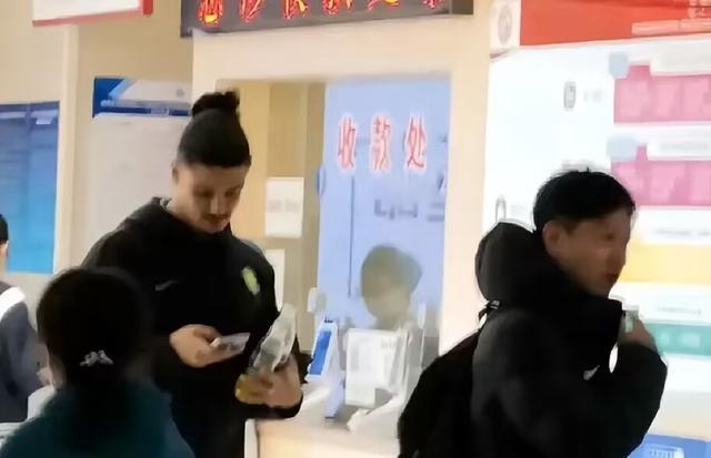 有球迷在沈阳某医院遇见国安中卫拉莫斯，据称他因呕吐就医